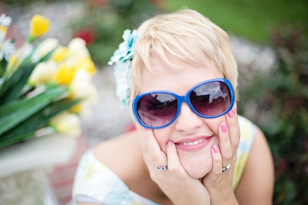 A smiling woman with sunglasses