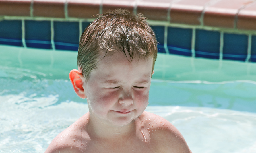 How Chlorine and Saltwater Affect Your Eyes